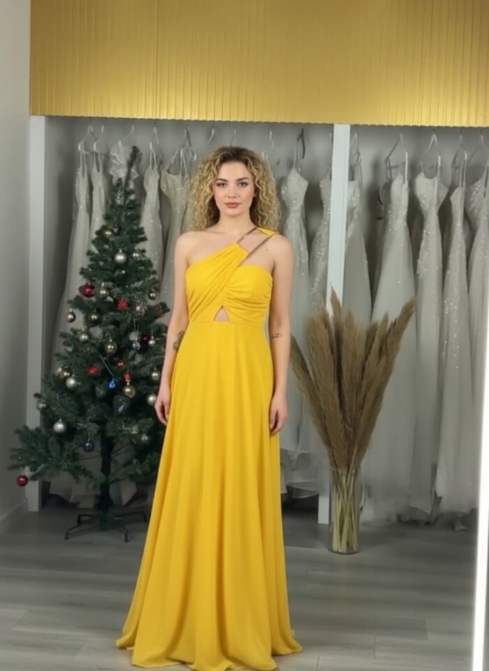 Omuzu Gold Aksesuar Detaylı Derin Yırtmaçlı Şifon Abiye Elbise